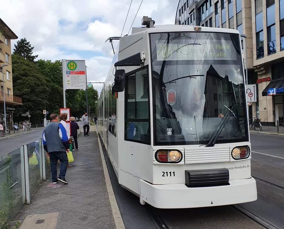 Düsseldorf sporvognslinje 704 med lavgulvsledvogn 2111 ved Pempelforter Straße (2020)