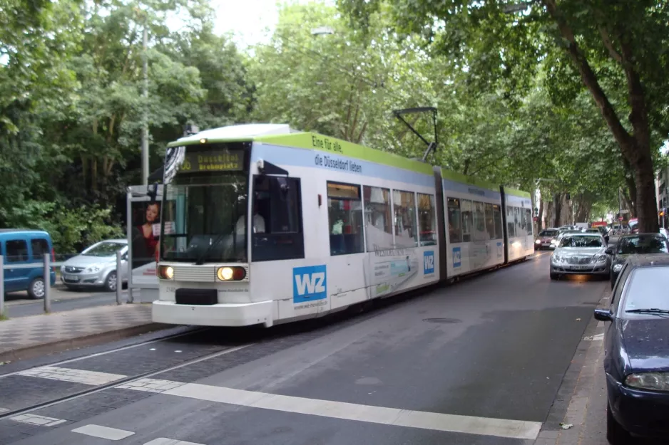 Düsseldorf sporvognslinje 706 med lavgulvsledvogn 2140 ved Scnillerplatz (2010)