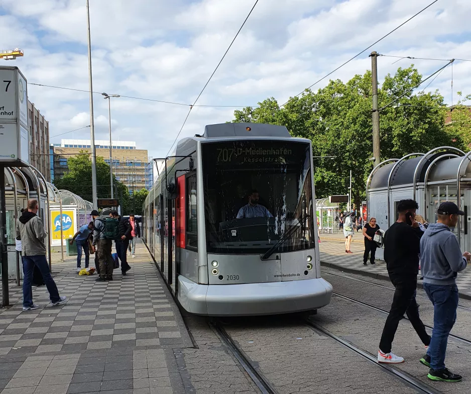 Düsseldorf sporvognslinje 707 med lavgulvsledvogn 2030 ved Hauptbahnhof (2020)