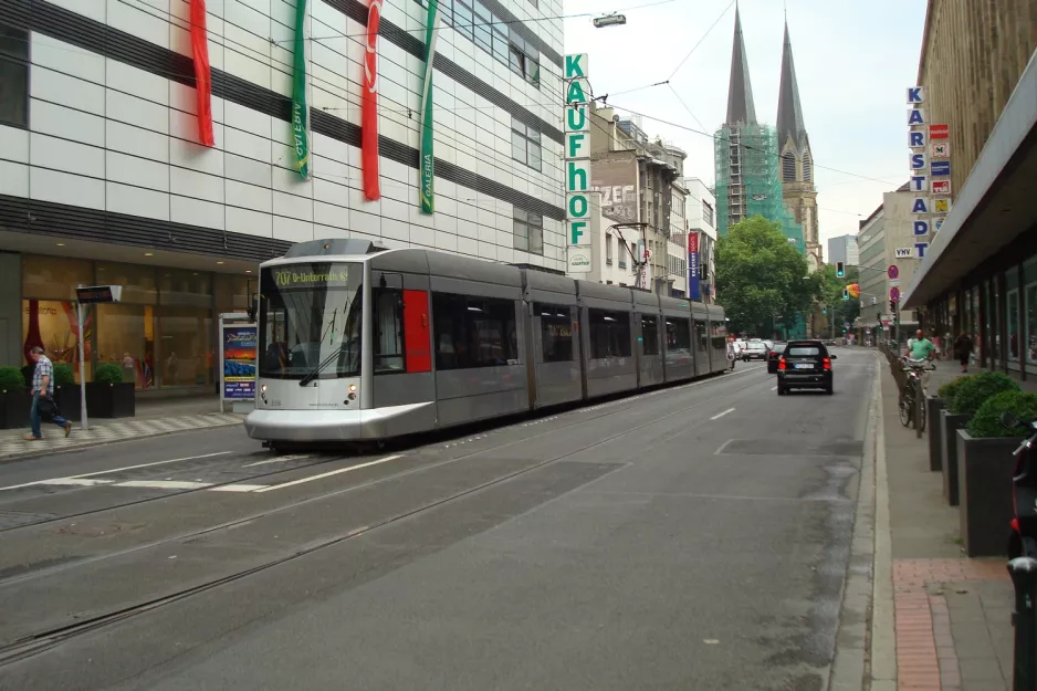 Düsseldorf sporvognslinje 707 med lavgulvsledvogn 2036 ved Jacobistr. (2010)