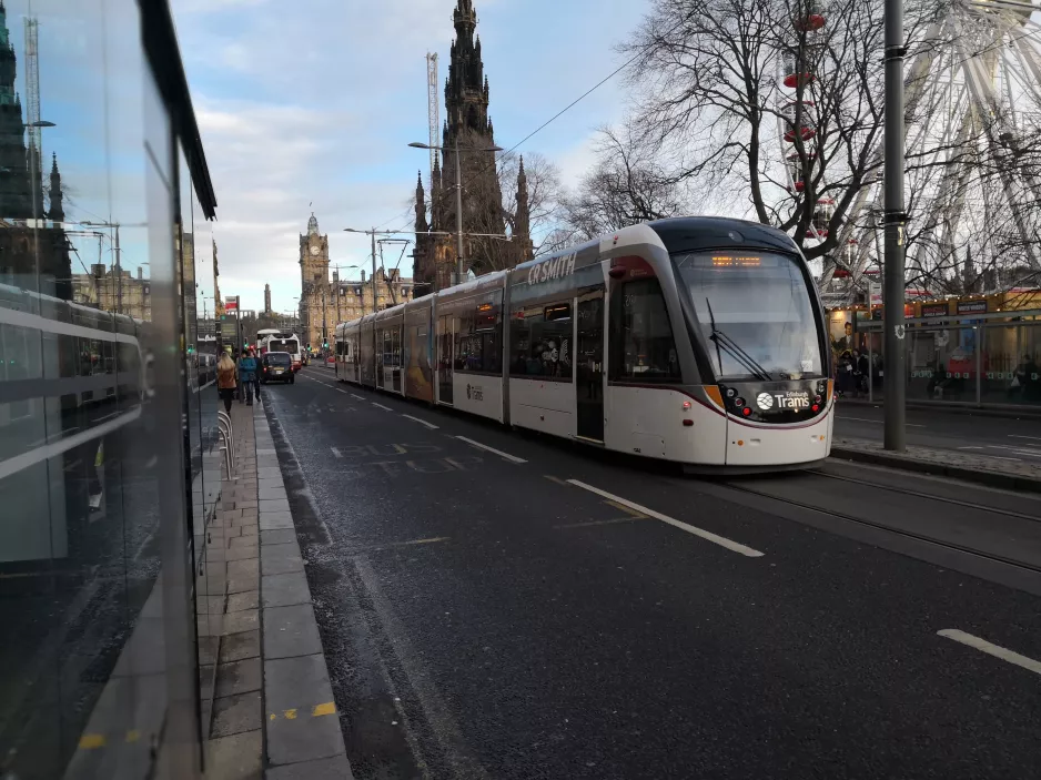 Edinburgh sporvognslinje med lavgulvsledvogn 272 på Princes Street (2018)