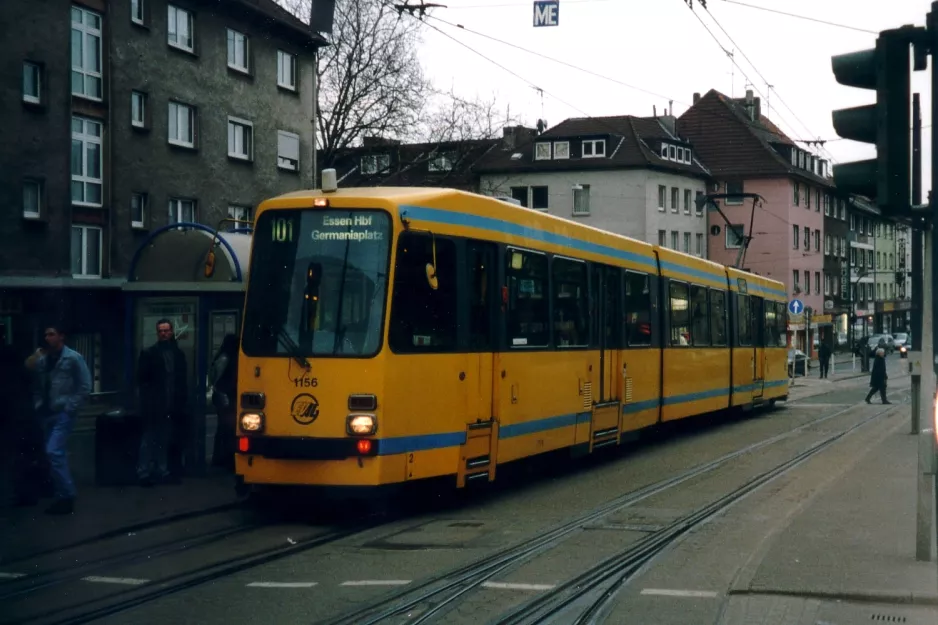 Essen sporvognslinje 101 med ledvogn 1156 ved Helenenstraße (2004)