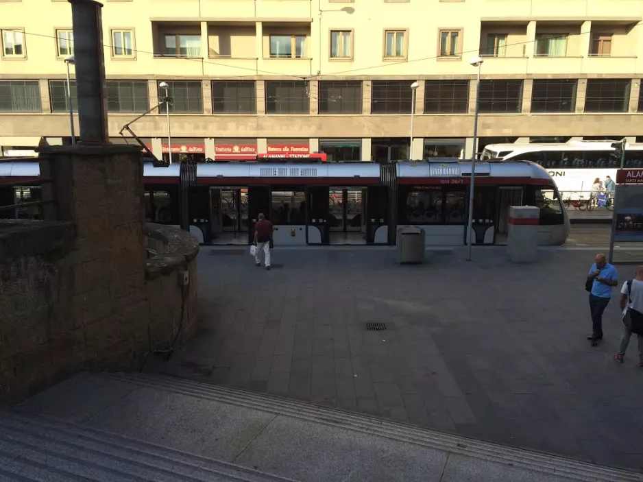 Firenze sporvognslinje T1 med lavgulvsledvogn 1013 ved Alamanni - Stazione (2015)