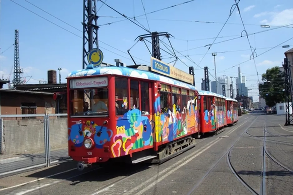 Frankfurt am Main Ebbelwei-Expreß med motorvogn 108 nær Heilbronner Straße (2010)