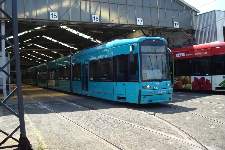 Frankfurt am Main lavgulvsledvogn 219 inde i Heilbronner Straße (2010)