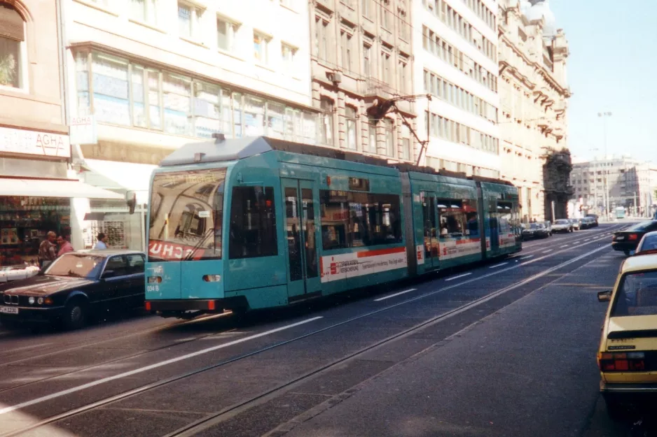 Frankfurt am Main sporvognslinje 11 med lavgulvsledvogn 034 ved Weserstr. / Münchener Str. (1999)