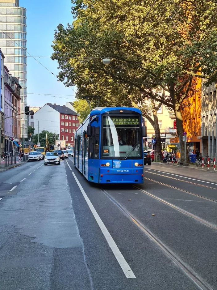 Frankfurt am Main sporvognslinje 11 med lavgulvsledvogn 233 på Hanauer Landstraße (2021)