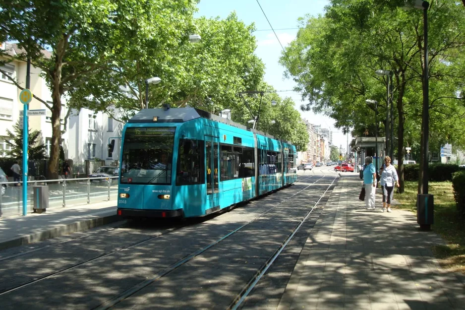 Frankfurt am Main sporvognslinje 15 med lavgulvsledvogn 014 ved Otto-Hahm-Platz (2010)