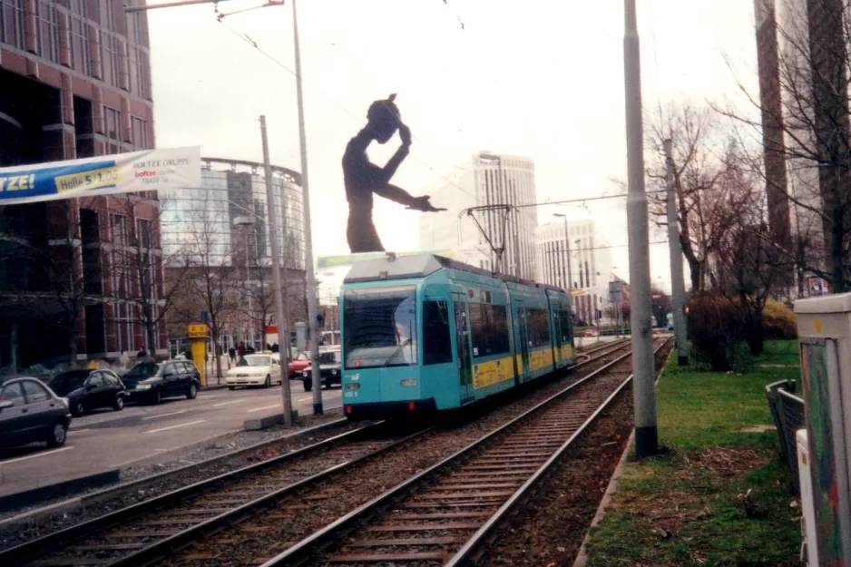 Frankfurt am Main sporvognslinje 16 med lavgulvsledvogn 006 på Friedrich-Ebert-Anlage (2000)