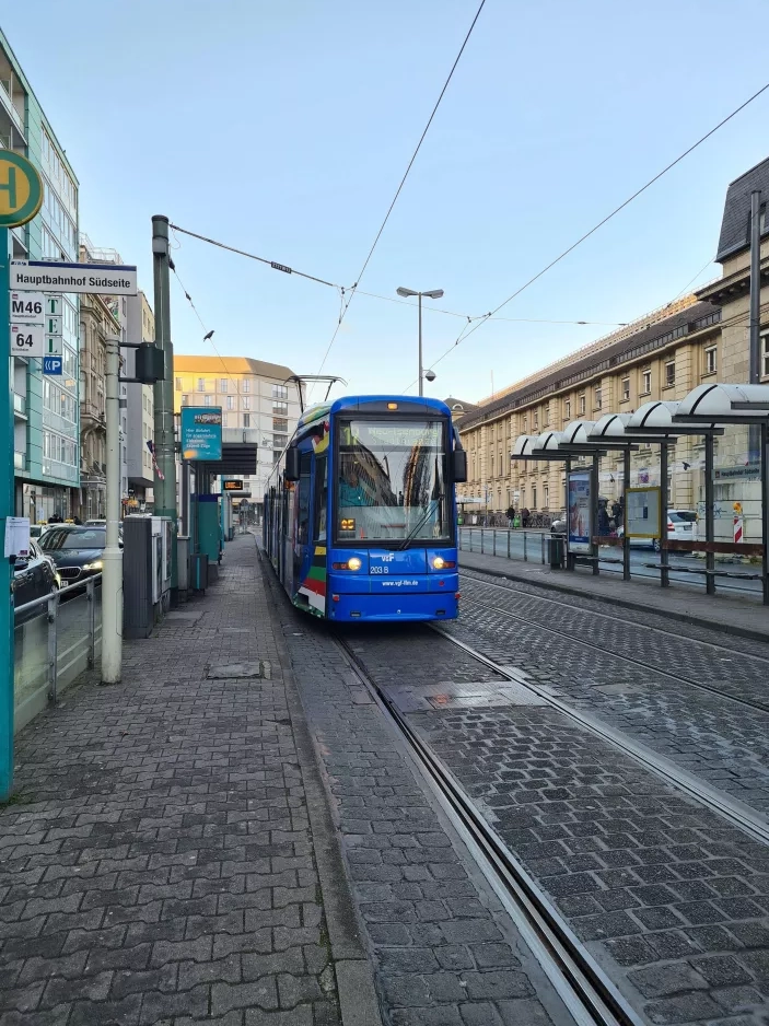 Frankfurt am Main sporvognslinje 17 med lavgulvsledvogn 203 ved Haupbahnhof Südseite (2022)