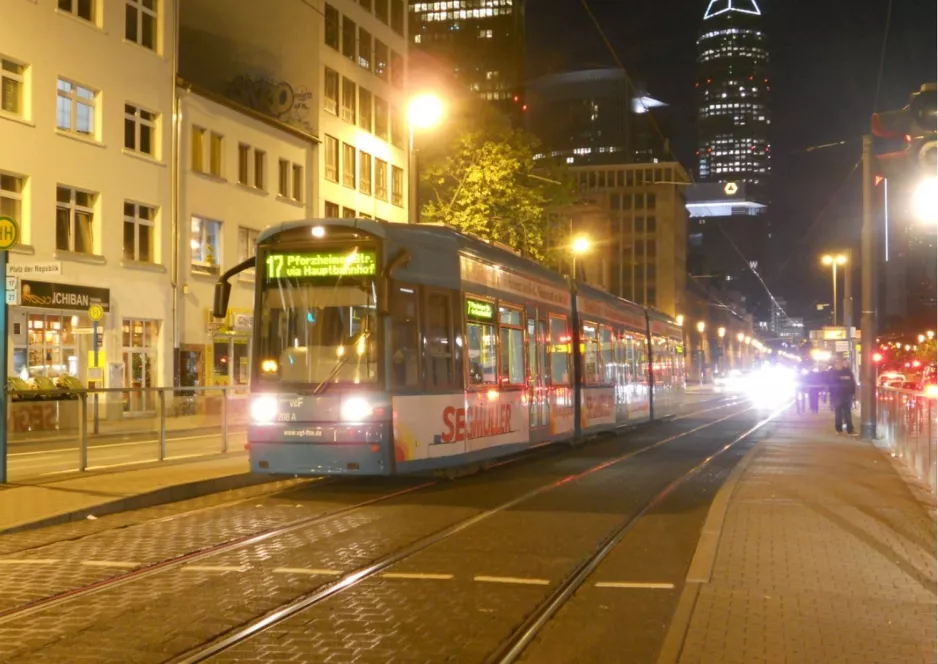 Frankfurt am Main sporvognslinje 17 med lavgulvsledvogn 208 ved Platz der Republik (2012)