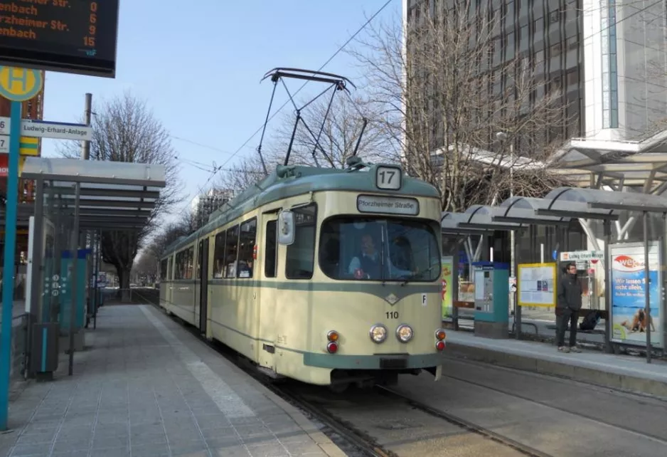 Frankfurt am Main sporvognslinje 17 med museumsvogn 110 ved Ludwig-Erhard-Anlage (2013)