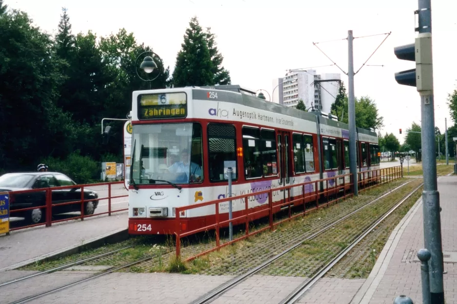 Freiburg im Breisgau sporvognslinje 6 med ledvogn 254 ved Bugginger Straße (2003)