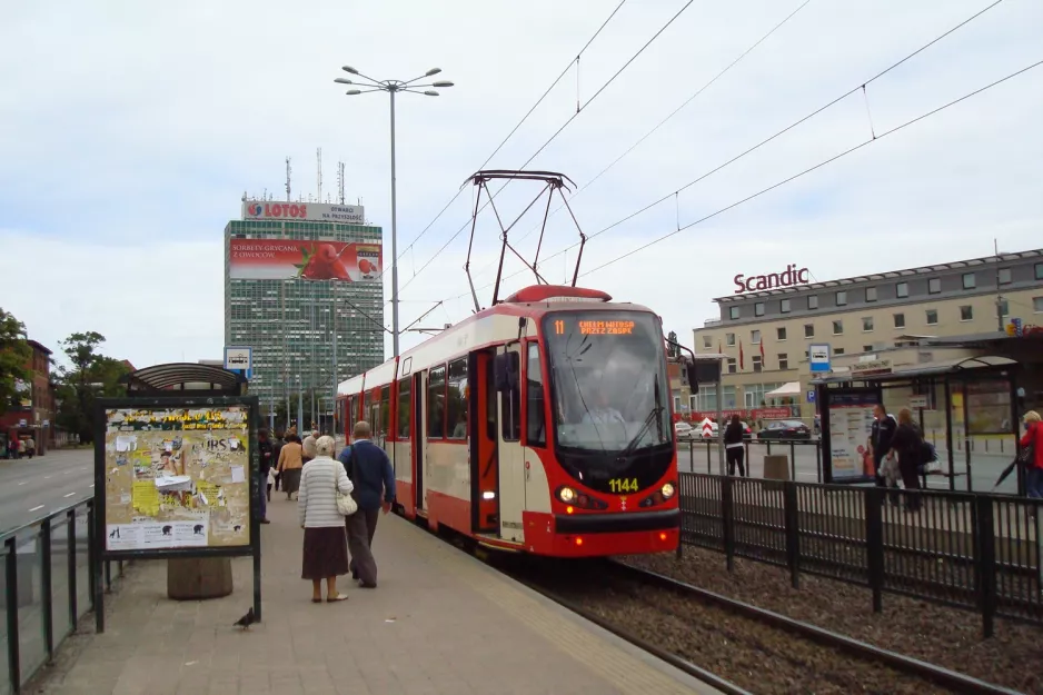 Gdańsk sporvognslinje 11 med ledvogn 1144 ved Dworzec Glówny Gdańsk (2011)