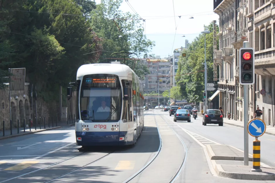 Geneve sporvognslinje 17 med lavgulvsledvogn 875 på Rue de la Terrassière (2010)