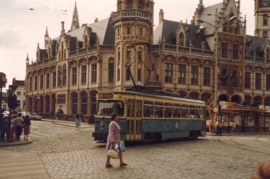 Gent sporvognslinje 4 med motorvogn 21 på Korenmarkt (1982)