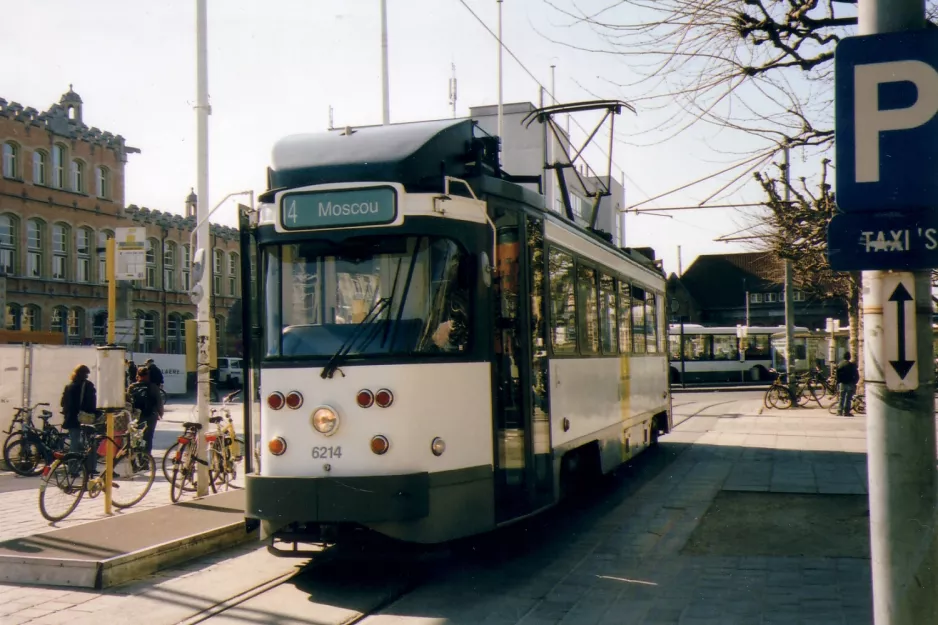 Gent sporvognslinje 4 med motorvogn 6214 ved Gent Sint-Pieters (2007)