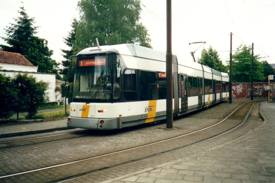 Gent sporvognslinje T1 med lavgulvsledvogn 6311 nær Francisco Ferrerlaan (2002)