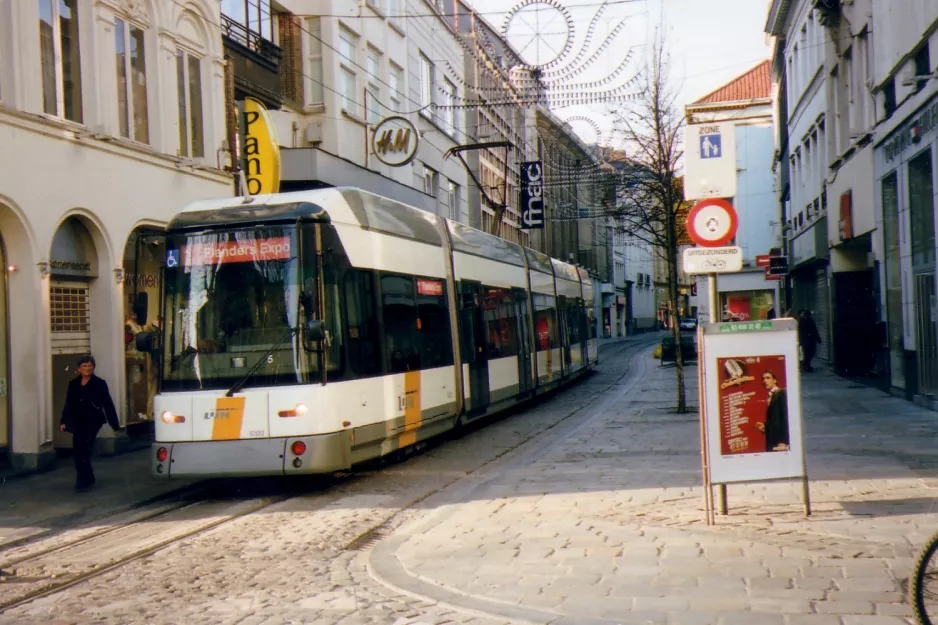 Gent sporvognslinje T1 med lavgulvsledvogn 6322 på Veldstraat (2007)