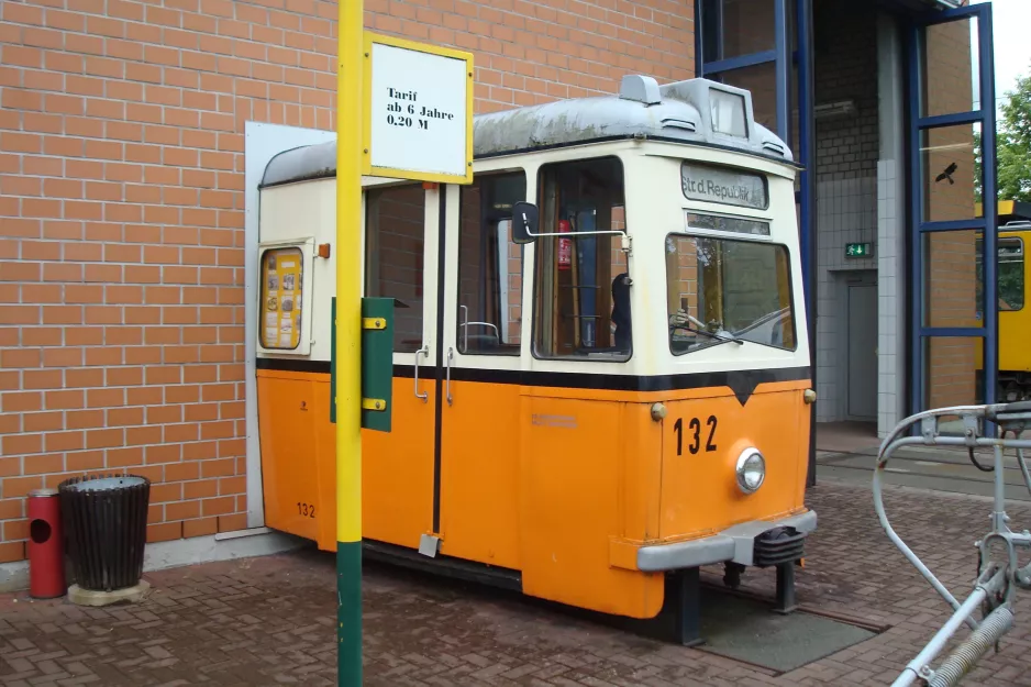 Gera motorvogn 132 foran Straßenbahnmuseum (2015)