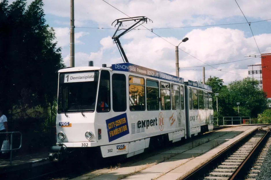 Görlitz sporvognslinje 1 med ledvogn 302 ved Virchowstr. (2004)