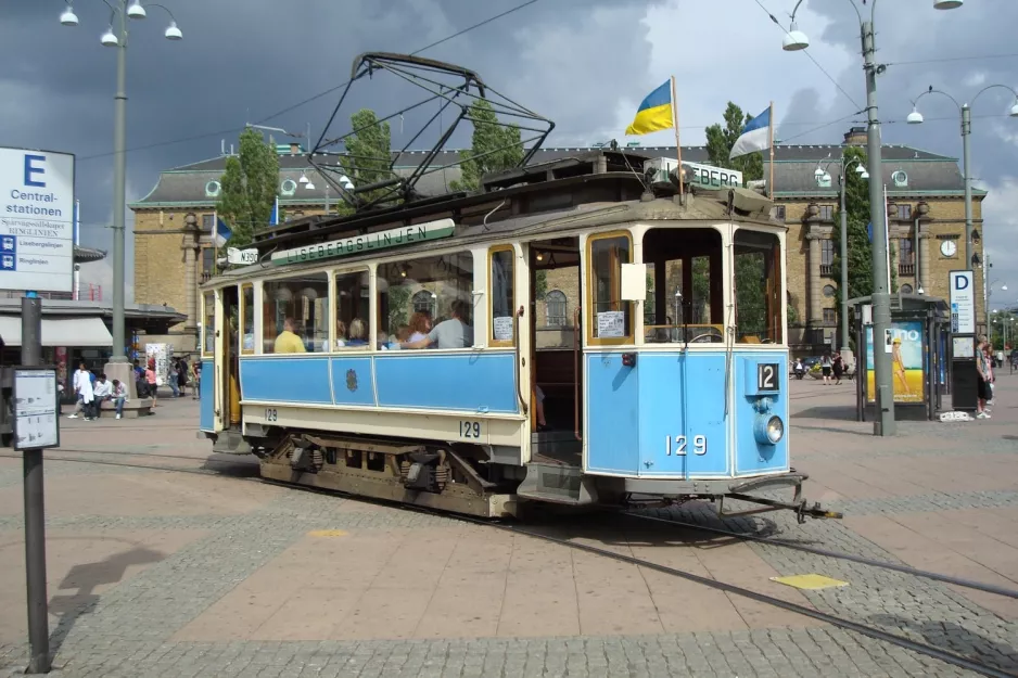 Gøteborg 12 (Lisebergslinjen) med motorvogn 129 ved Centralstation (2009)