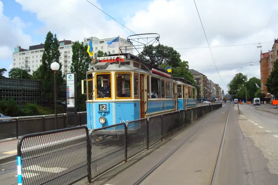 Gøteborg 12 (Lisebergslinjen) med motorvogn 133 ved Berzeliigatan (2012)