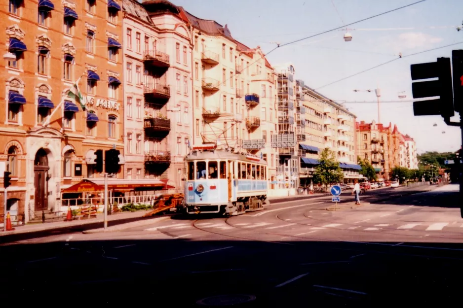 Gøteborg 12 (Lisebergslinjen) med motorvogn 208 i krydset Engelbreksgaten/Södra Vägen (1995)