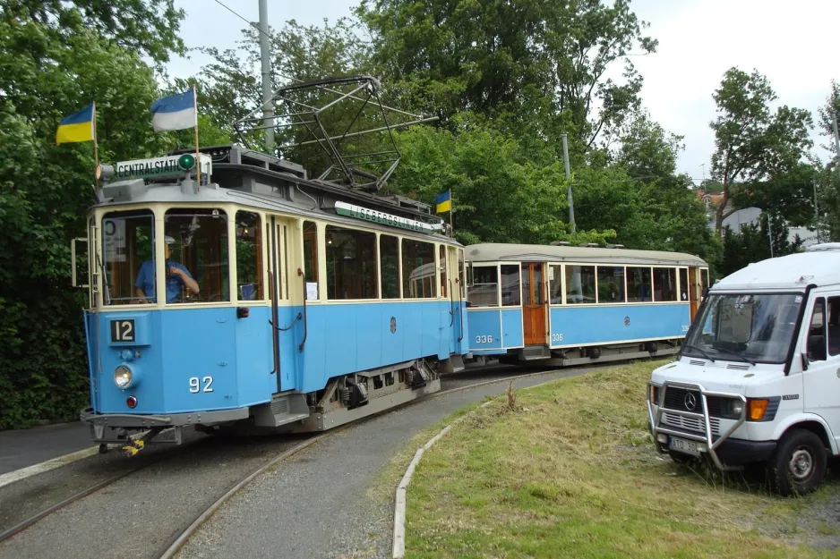 Gøteborg 12 (Lisebergslinjen) med motorvogn 92 ved Sankt Sigfrids Plan (2012)