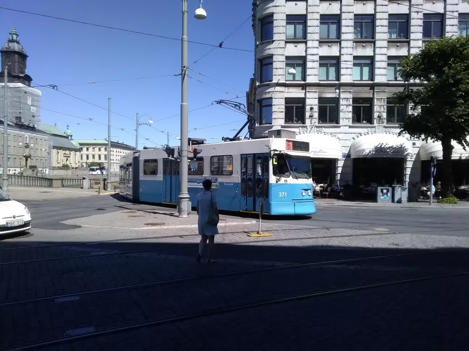 Gøteborg ledvogn 371 i krydset Södra Hamngatan/Västra Hamngatan (2018)