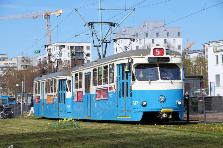 Gøteborg sporvognslinje 5 med motorvogn 817 ved Hjalmar-Brantings-Platsen (2017)