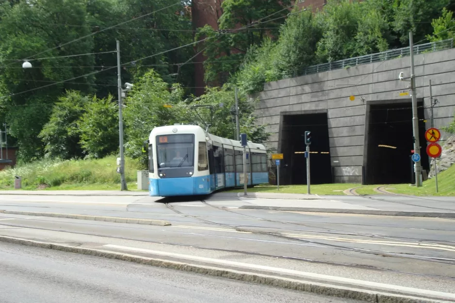 Gøteborg sporvognslinje 6 med lavgulvsledvogn 404 "Jens Mattiasson" nær Carlanderska (2012)