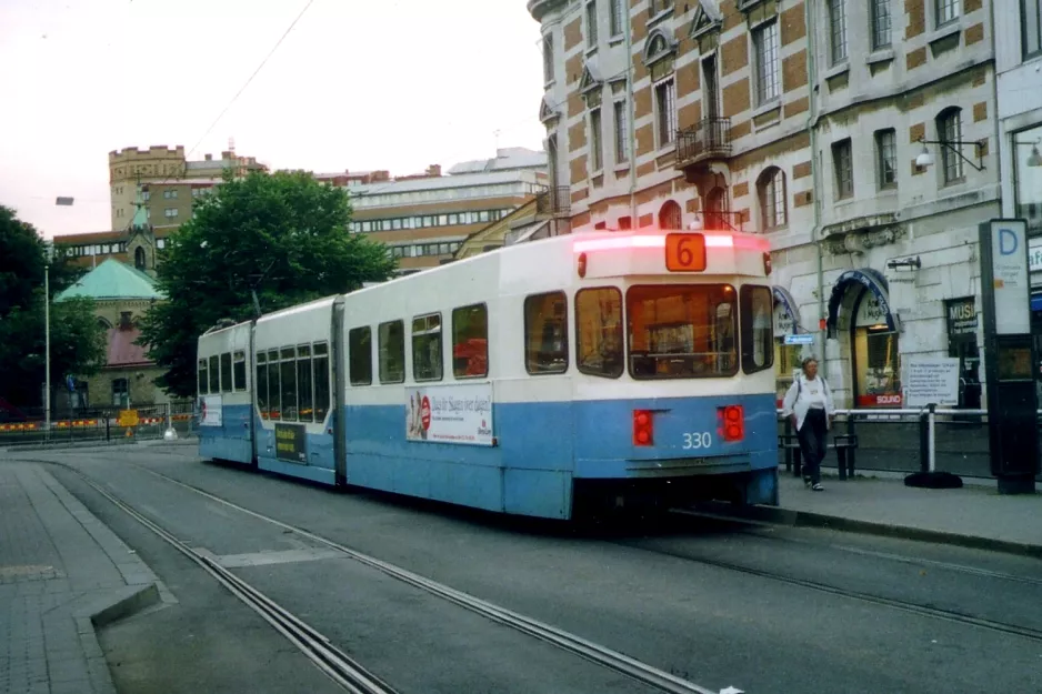 Gøteborg sporvognslinje 6 med ledvogn 330 ved Grönsakstorvet (2005)