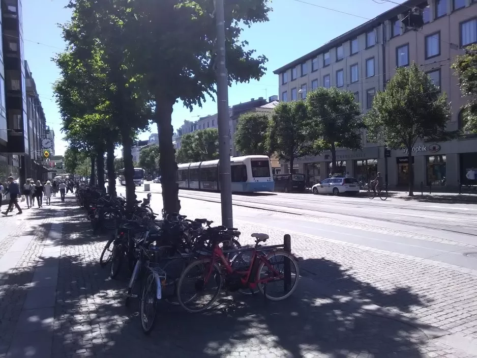 Gøteborg sporvognslinje 7 med lavgulvsledvogn 464 på Östra Hamngatan (2018)