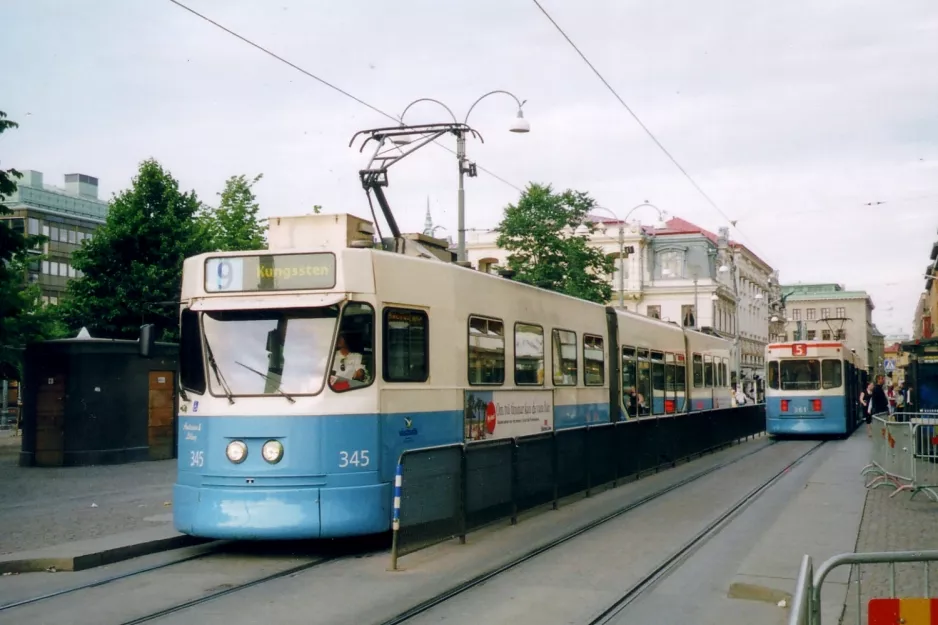 Gøteborg sporvognslinje 9 med ledvogn 345 "Andersson &#038; Läling" ved Brunnsparken (2005)