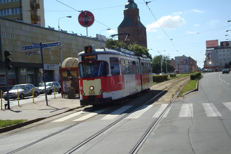 Gorzów Wielkopolski sporvognslinje 2 med ledvogn 265 ved Chrobrego (2015)