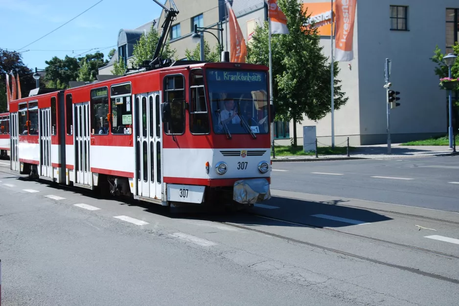 Gotha sporvognslinje 1 med ledvogn 307 på Ekhofplatz (2012)