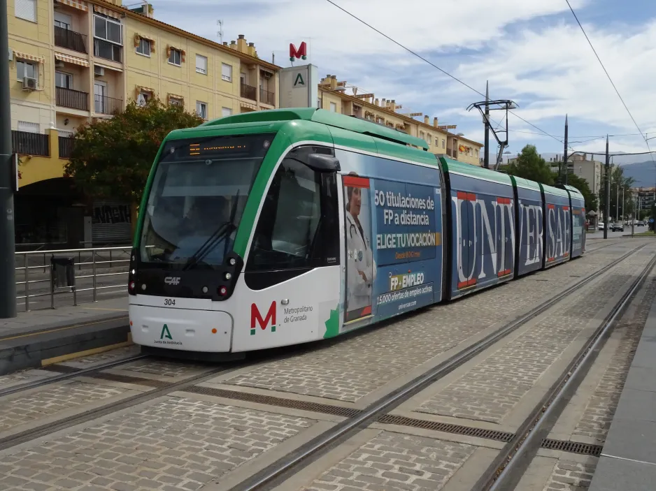 Granada sporvognslinje M1 med lavgulvsledvogn 304 ved Estación Autobuses (2024)