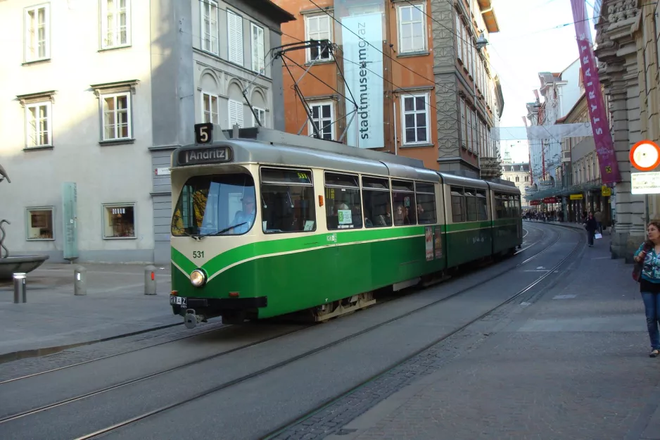 Graz sporvognslinje 5 med ledvogn 531 ved Schlossbergplatz / Murinsel (2012)