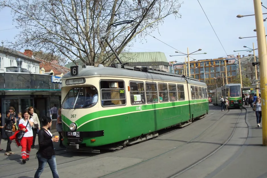 Graz sporvognslinje 6 med ledvogn 267 ved Jakominiplatz (2012)