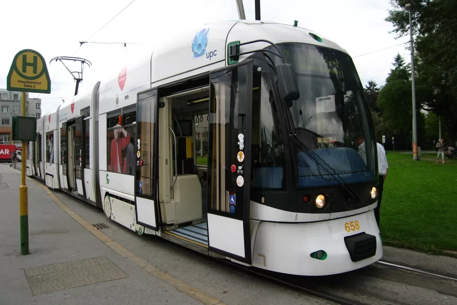 Graz sporvognslinje 7 med lavgulvsledvogn 658 ved Hauptbahnhof (Europaplatz) (2010)