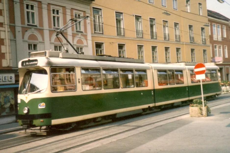 Graz sporvognslinje 7 med ledvogn 7 på Südtiroler Platz/Kunsthaus (1986)