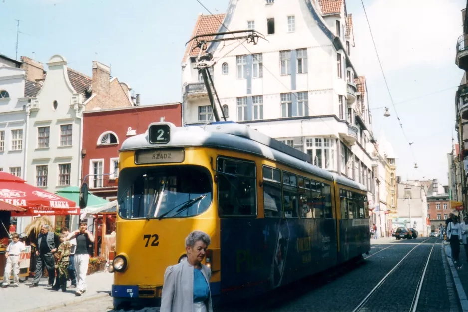 Grudziądz sporvognslinje T2 med ledvogn 72 på Rynek Główny (2004)