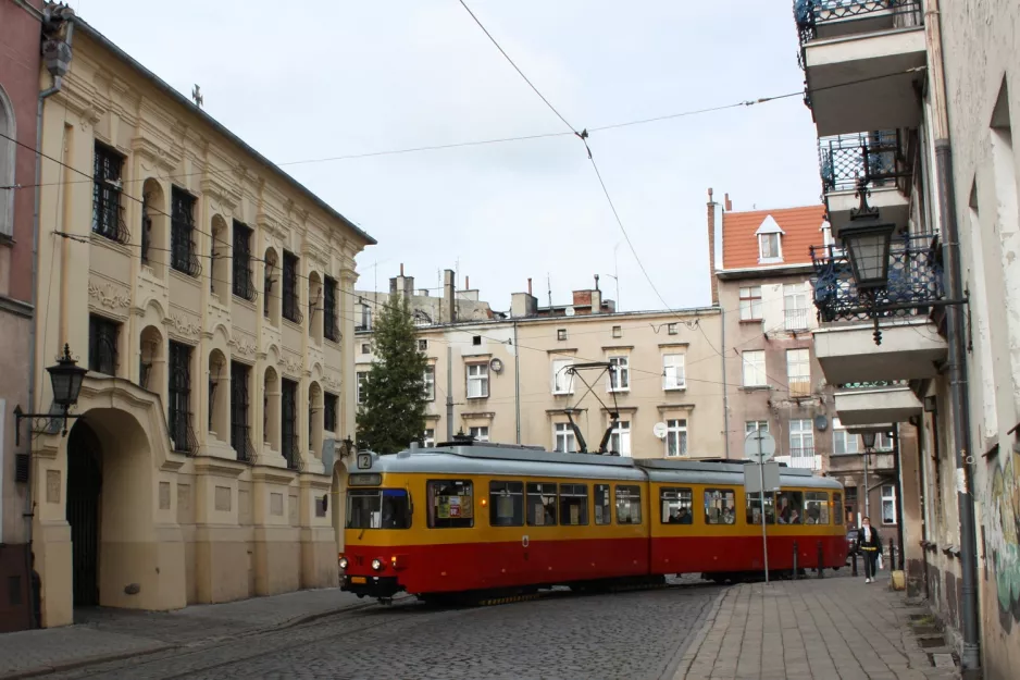 Grudziądz sporvognslinje T2 med ledvogn 76 på Klasztorna (2009)