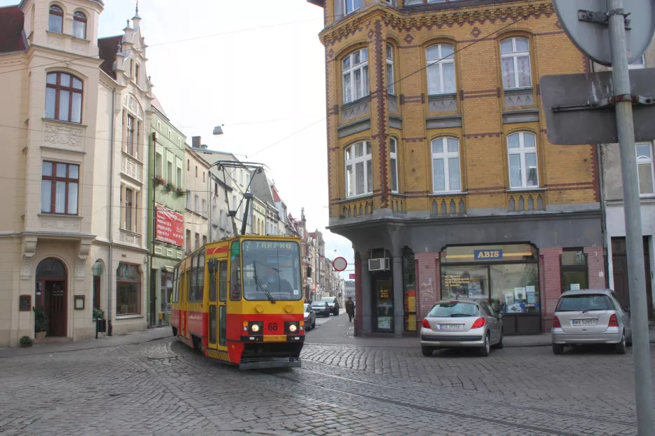 Grudziądz sporvognslinje T2 med motorvogn 68 på Pl. Milosnikow (2009)