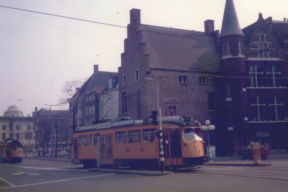 Haag sporvognslinje 12 med motorvogn 1128 på Hofweg (1987)