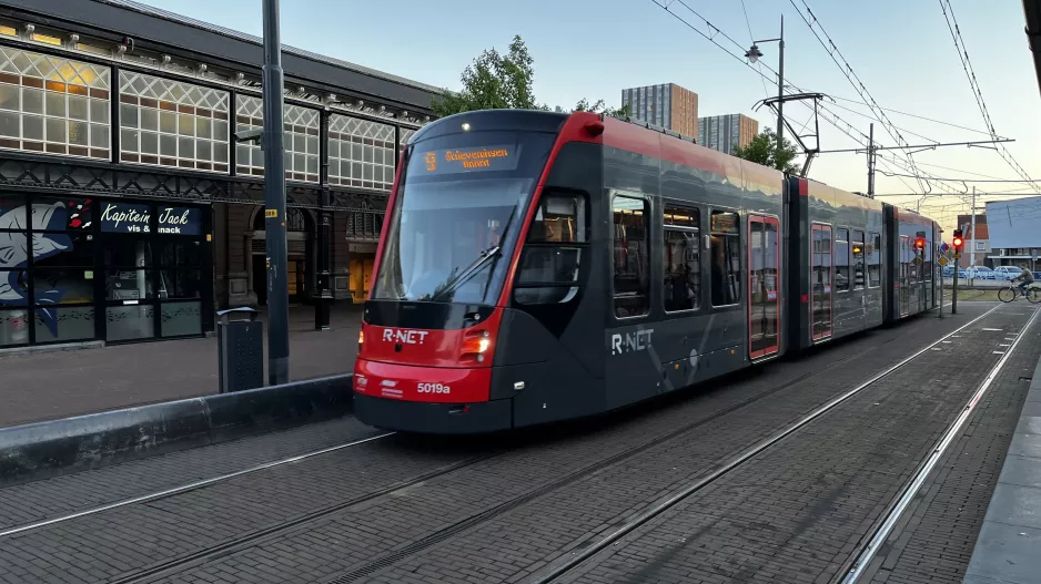 Haag sporvognslinje 9 med lavgulvsledvogn 5019 på Stationsplein (2022)