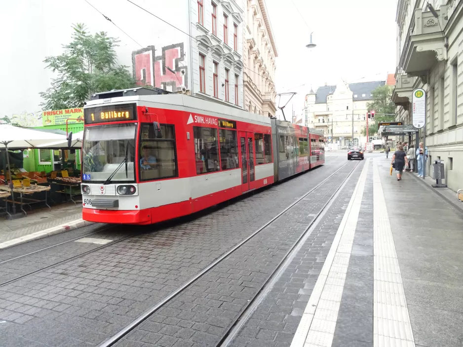 Halle (Saale) sporvognslinje 1 med lavgulvsledvogn 606 ved Joliot-Curie-Platz (2023)