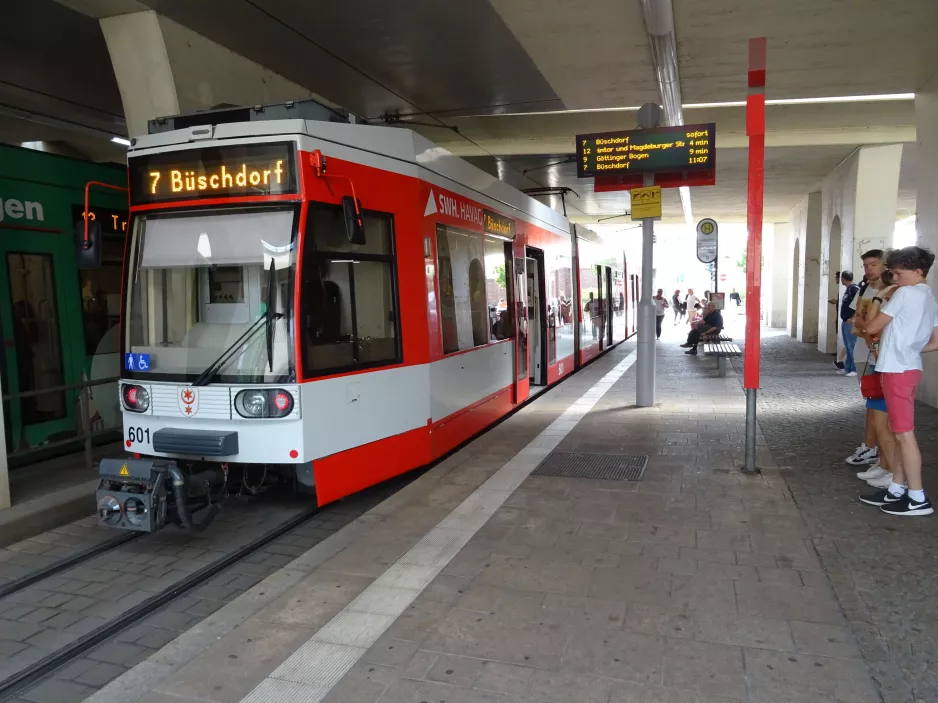 Halle (Saale) sporvognslinje 7 med lavgulvsledvogn 601 ved Hauptbahnhof (2023)