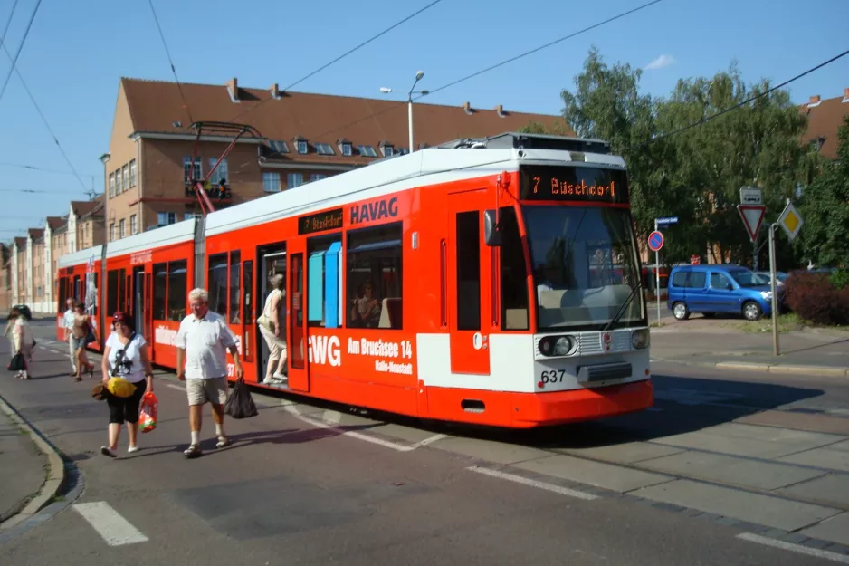 Halle (Saale) sporvognslinje 7 med lavgulvsledvogn 637 ved Betriebshof Freiimfelder Straße (2008)